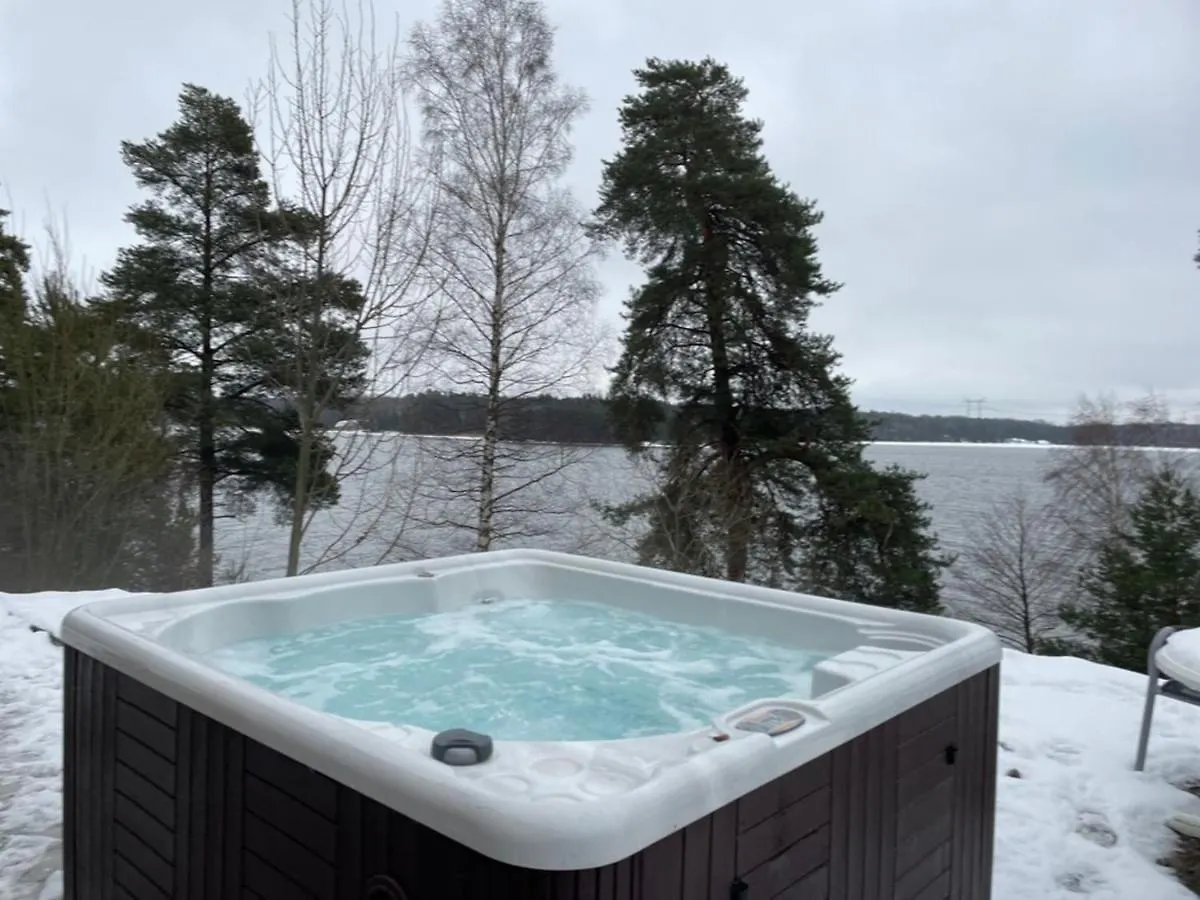 Relaxing Lake Oasis With Jacuzzi - Amazing View & Private Pier Estocolmo