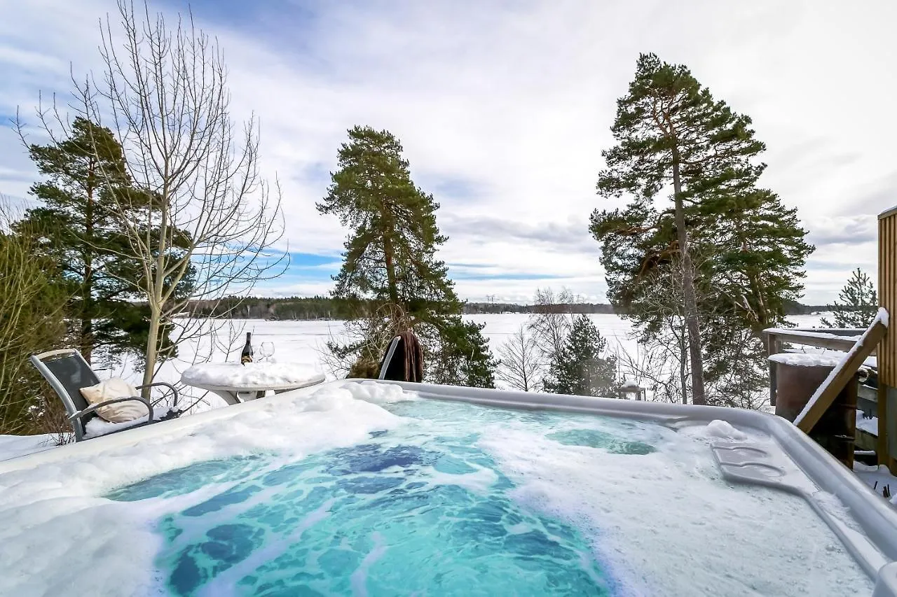 Relaxing Lake Oasis With Jacuzzi - Amazing View & Private Pier Estocolmo